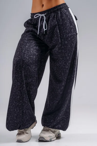 NEBBIA Baggy tepláky s leopardím vzorom PRIMAL čierne