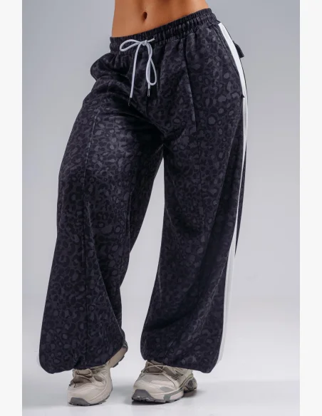 NEBBIA Baggy tepláky s leopardím vzorom PRIMAL čierne