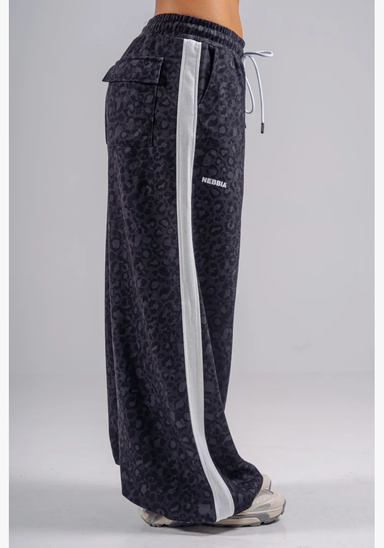 NEBBIA Baggy tepláky s leopardím vzorom PRIMAL čierne