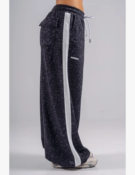 NEBBIA Baggy tepláky s leopardím vzorom PRIMAL čierne