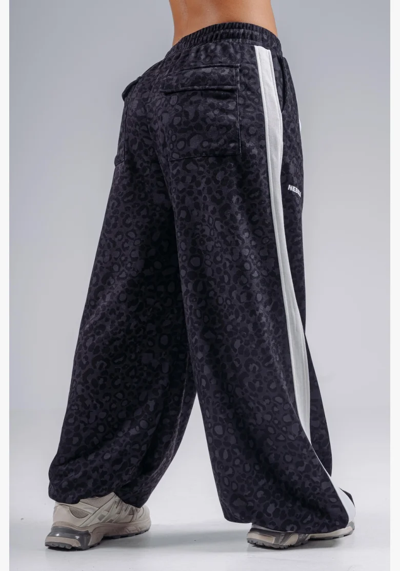NEBBIA Baggy tepláky s leopardím vzorom PRIMAL čierne