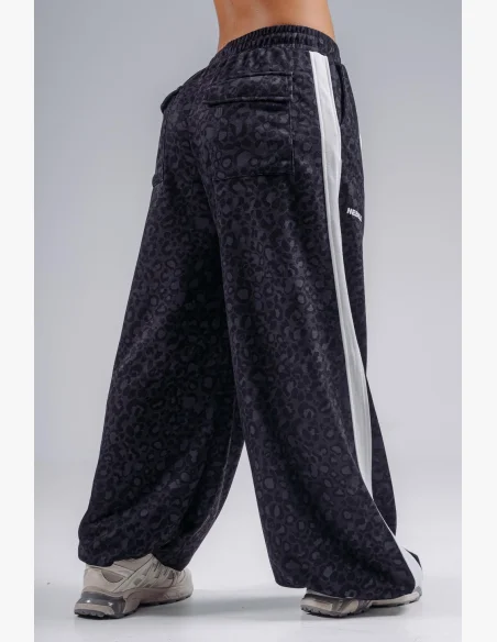NEBBIA Baggy tepláky s leopardím vzorom PRIMAL čierne