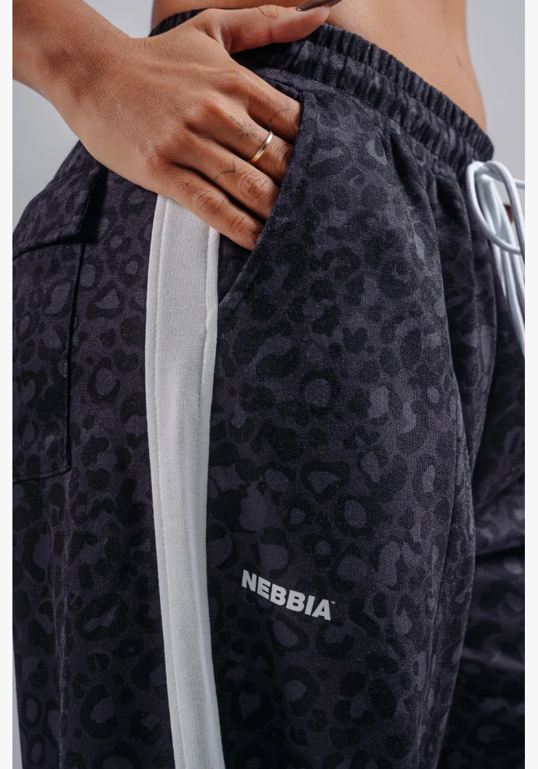 NEBBIA Baggy tepláky s leopardím vzorom PRIMAL čierne