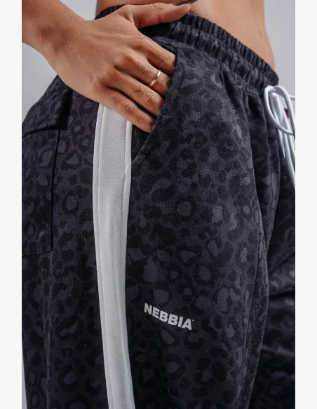 NEBBIA Baggy tepláky s leopardím vzorom PRIMAL čierne
