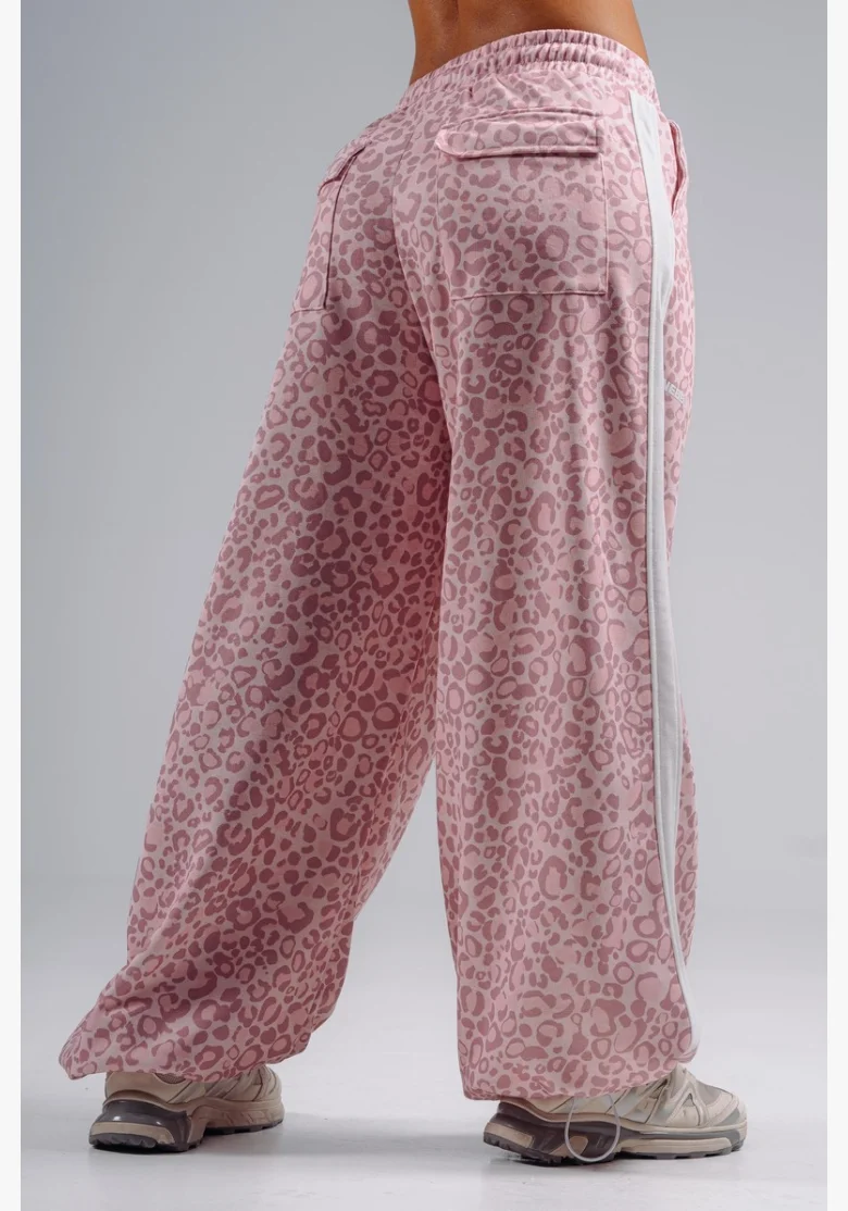 NEBBIA Baggy tepláky s leopardím vzorom PRIMAL ružové
