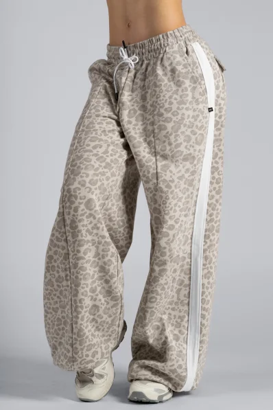 NEBBIA Baggy tepláky s leopardím vzorom PRIMAL krémové