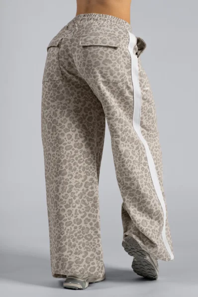 NEBBIA Baggy tepláky s leopardím vzorom PRIMAL krémové 2