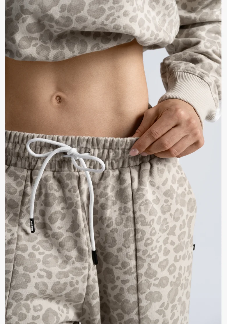NEBBIA Baggy tepláky s leopardím vzorom PRIMAL krémové