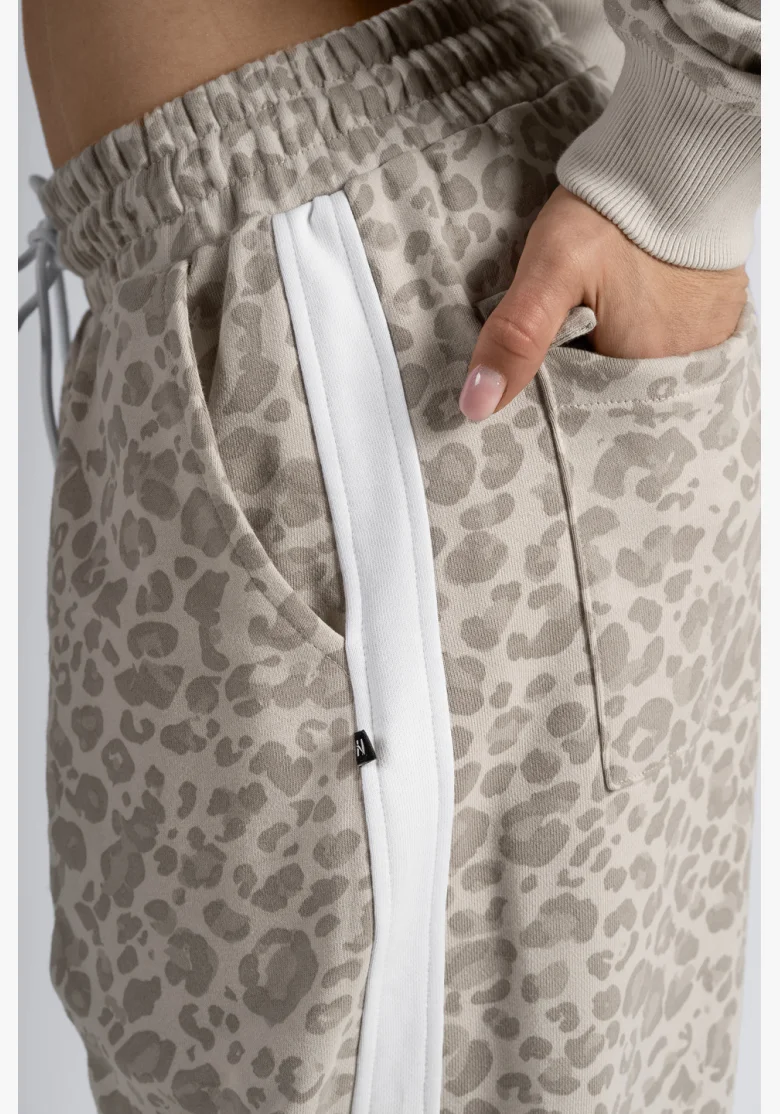 NEBBIA Baggy tepláky s leopardím vzorom PRIMAL krémové