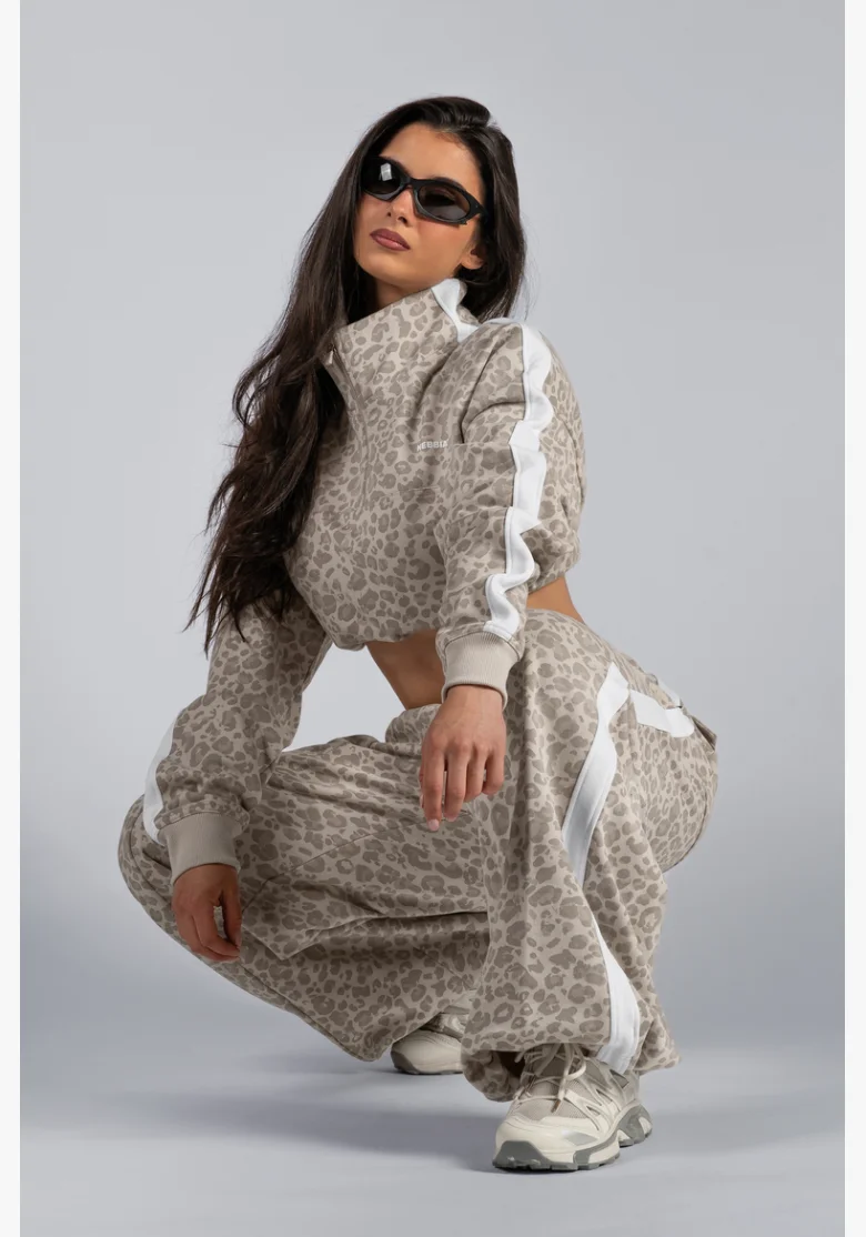 NEBBIA Baggy tepláky s leopardím vzorom PRIMAL krémové