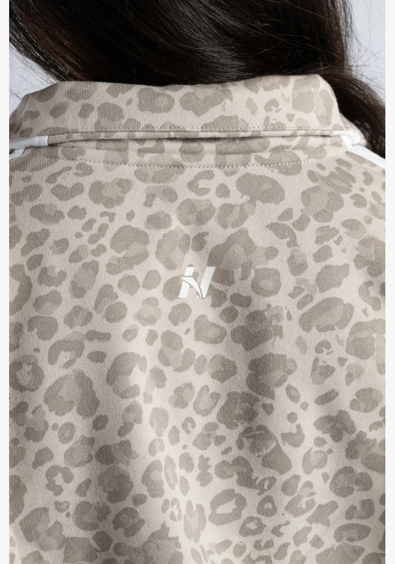 NEBBIA Polovičný zips mikina s leopardím vzorom PRIMAL krémová