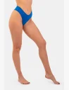 Klasické brazilské bikini si ťa okamžite získajú, vďaka originálnemu tvaru nohavičiek do „V“ efektu, tento tvar ti opticky predĺži nohy a zúži pás.