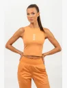 Tento crop top top z kolekcie Elite znie naozaj úžasne! Kombinácia ženskej elegancie a sily je vždy vítaná a zdá sa, že tento top to dokonale zosobňuje.