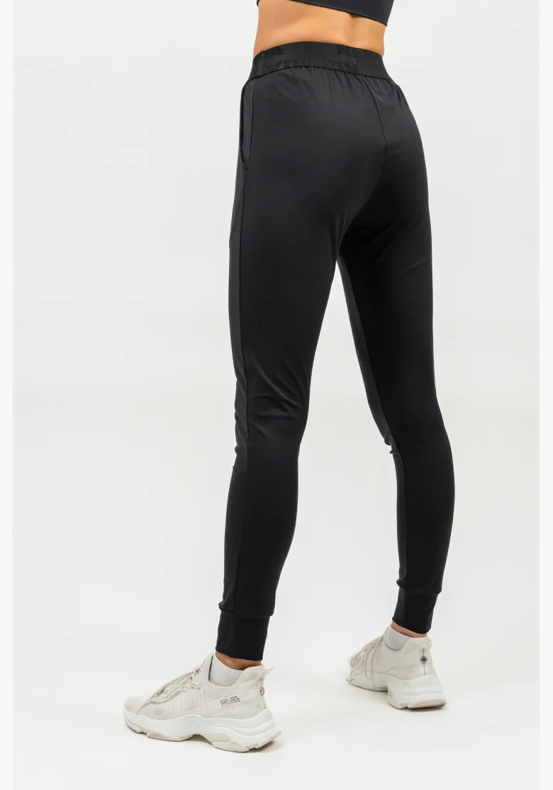 NEBBIA Slim fit legíny s vreckami GYM SPIRIT čierna