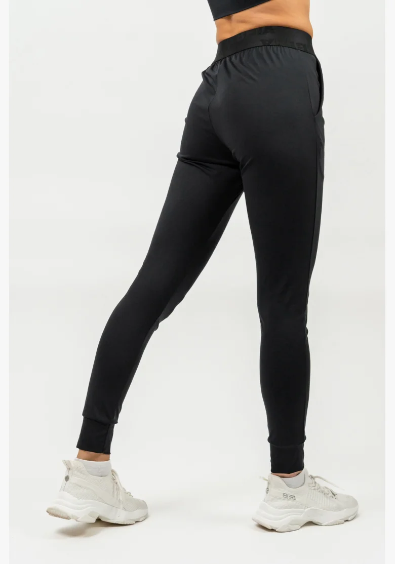 NEBBIA Slim fit legíny s vreckami GYM SPIRIT čierna