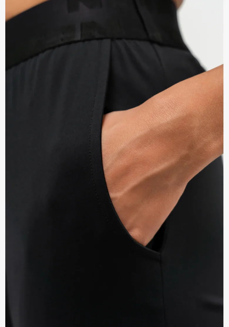 NEBBIA Slim fit legíny s vreckami GYM SPIRIT čierna