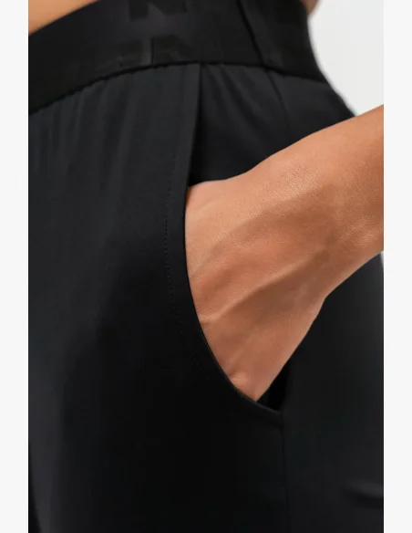 NEBBIA Slim fit legíny s vreckami GYM SPIRIT čierna