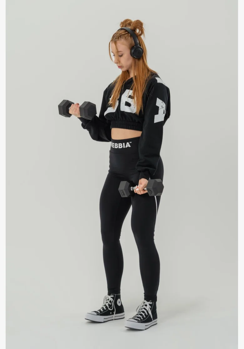 NEBBIA Crop top mikina MUSCLE MOMMY čierna