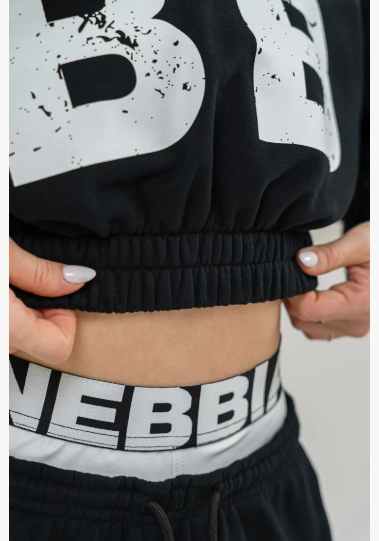NEBBIA Crop top mikina MUSCLE MOMMY čierna
