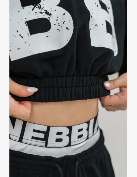NEBBIA Crop top mikina MUSCLE MOMMY čierna