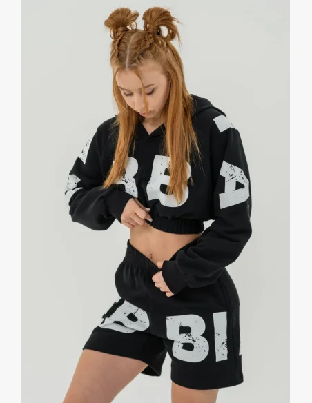 NEBBIA Crop top mikina MUSCLE MOMMY čierna