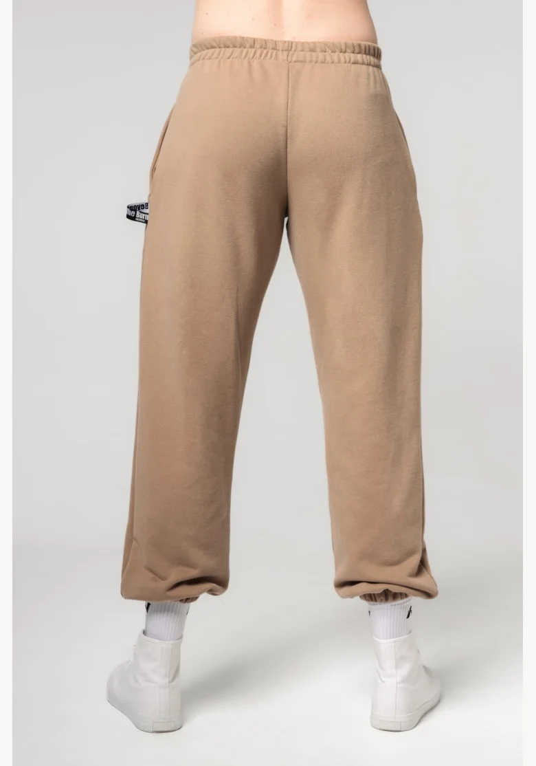 NEBBIA Voľné baggy tepláky s vreckami GYM BRO hnedá