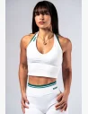 Elegantný halter top s bezšvovým dizajnom, strednou podporou, tmavo zelenými detailmi a zlatým akcentom pre sebavedomý a ženský vzhľad.