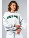 Prevelké tričko z prémiovej heavyweight bavlny v tónoch Royal White s tmavo zelenou výšivkou a zlatými akcentmi pre pohodlný a elegantný rest day outfit.