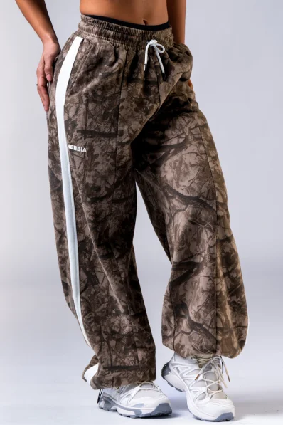 NEBBIA Oversized tepláky POWER camo bledé