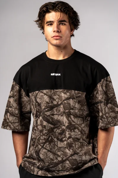 NEBBIA Oversized tričko POWER Camo bledé