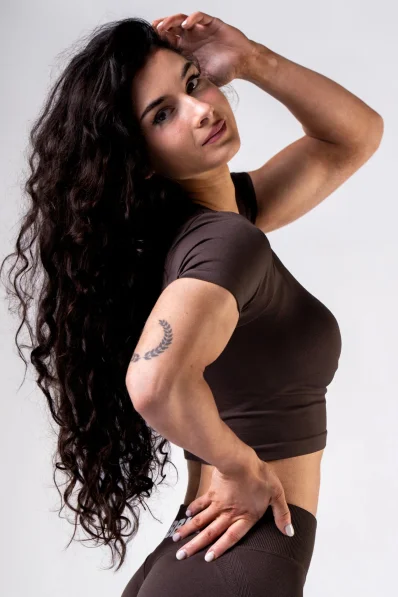 NEBBIA Seamless crop top s krátkymi rukávmi POWER hnedý 2